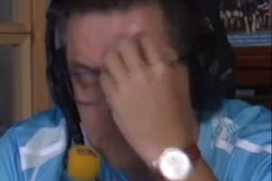 看懵了被进球后，铁杆皇马球迷龙赛罗摸头、捶腿，频频摇头